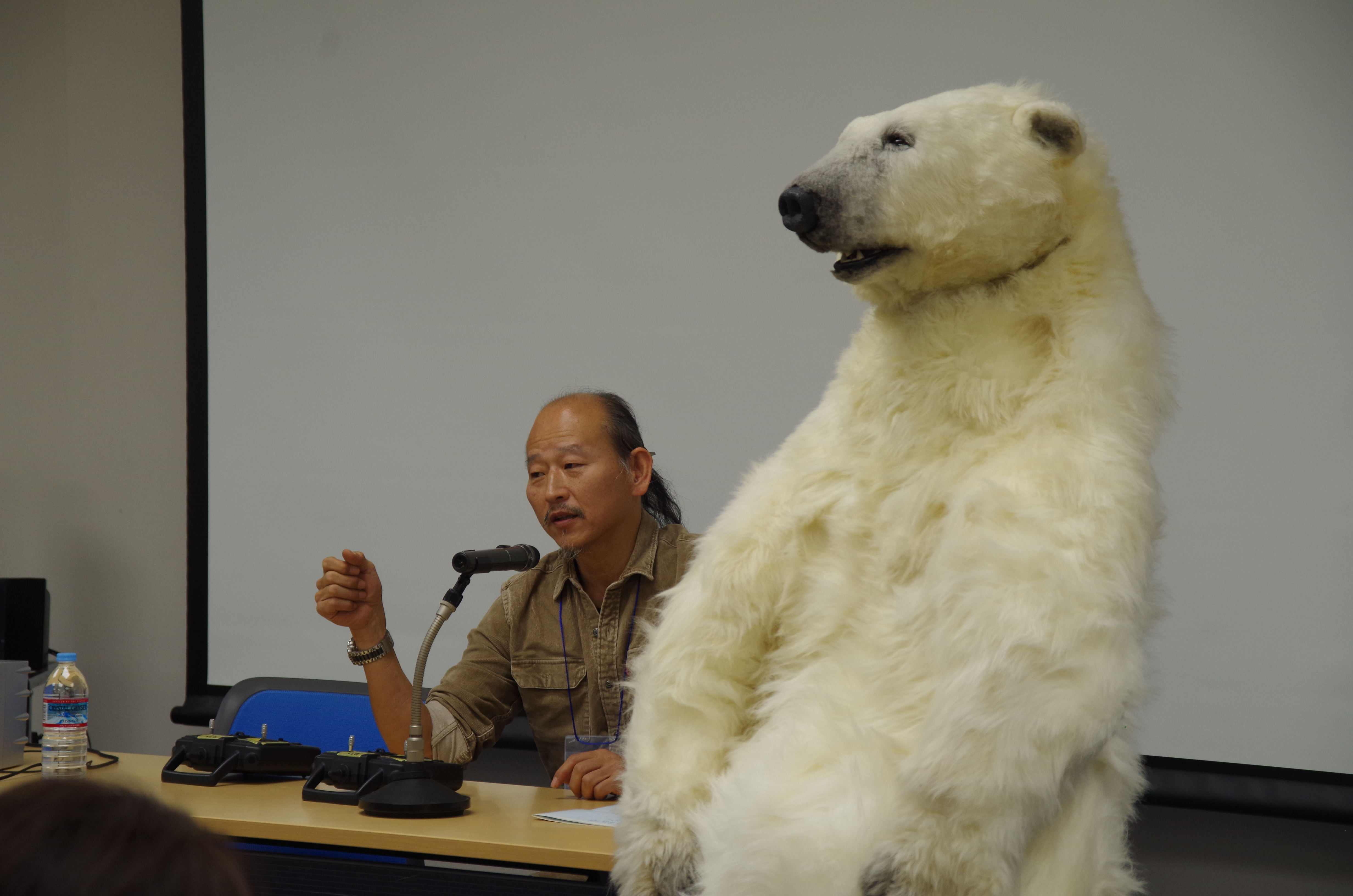 スドー・アート工房の山本氏と着ぐるみの白熊